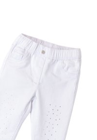 Witte denim broek met een elastische taille, zijzakken en decoratieve zilveren studs op de onderbenen. Gladde textuur en aansluitend design.