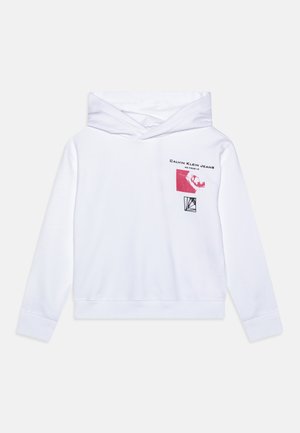 Felpa bianca con cappuccio realizzata in morbido cotone. Presenta una grafica rosa con testo sul lato sinistro anteriore. Polsini e orlo a coste.