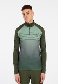 Groene quarter-zip thermoshirt met een gradient ontwerp. Heeft lange mouwen, raglanstijl en subtiele horizontale strepen over de borst.