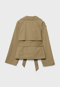 Trench-coat beige court avec manches longues, un rabat d'orage à l'arrière et deux extrémités de ceinture en tissu pendantes sur un fond clair.