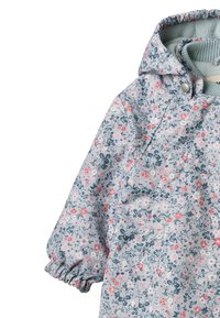 Lekka kurtka w kwiatowy wzór w delikatnym niebieskim kolorze z różowymi i zielonymi akcentami. Posiada kaptur, elastyczne mankiety oraz zapięcie na zatrzaski.