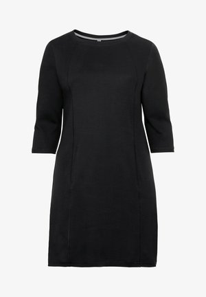 Robe noire longueur genou avec manches trois-quarts et détails subtils de coutures verticales sur le devant et les manches.