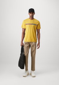 Tommy Hilfiger CHEST STRIPE TEE - Trükipildiga T-särk - city yellow