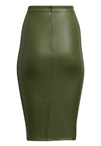 Olivgrüner Bleistiftrock aus einem glatten, glänzenden Material. Er hat eine hohe Taille mit einem verdeckten Reißverschluss auf der Rückseite und Nähte als Details.