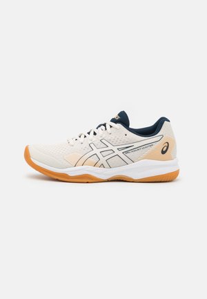 Białe i granatowe buty sportowe ASICS GEL-COURT HUNTER z pomarańczową podeszwą, bocznym logo oraz siateczkową cholewką zapewniającą oddychalność.