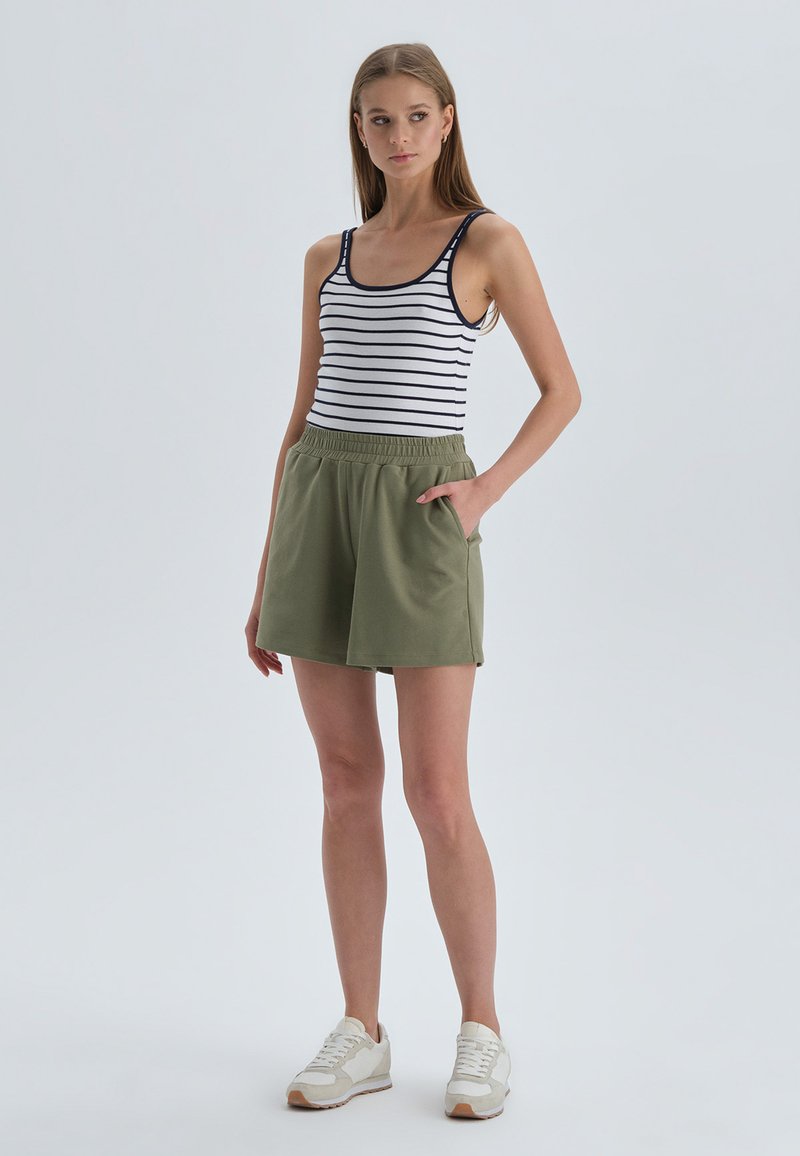 Damen Kleider | DAGI Shorts khaki - QS44067 Damen Kleider | DAGI Shorts khaki - QS44067