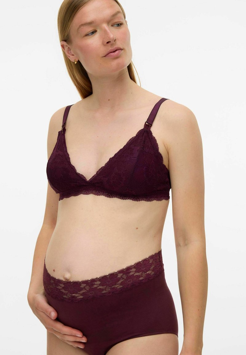 Vīna sarkana mežģīņu braletē ar trīsstūra formu, regulējamām lencēm un mežģīņu detaļām. Atbilstošas augsta vidukļa apakšbikses ar mežģīņu apmali.