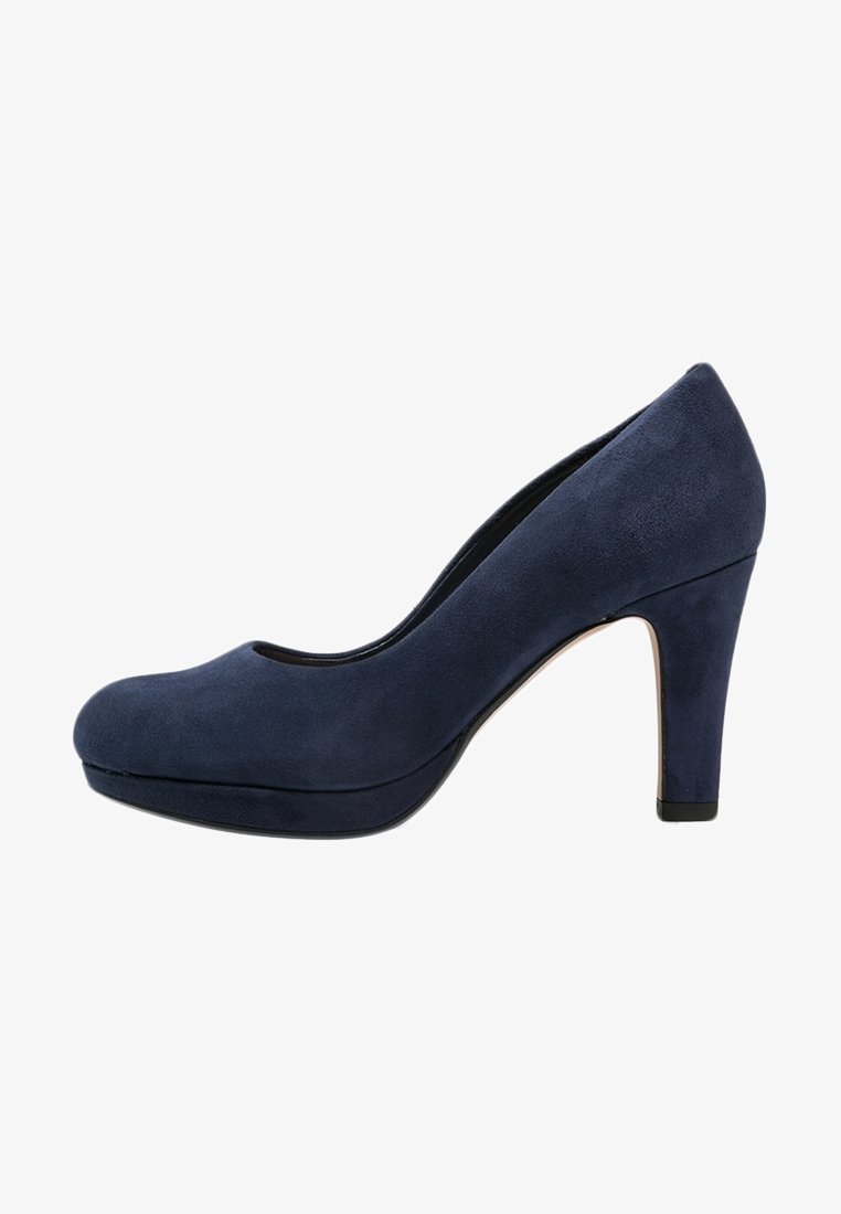 Escarpin fermé en daim bleu marine, à talon haut, avec un bout arrondi et un talon bloc.