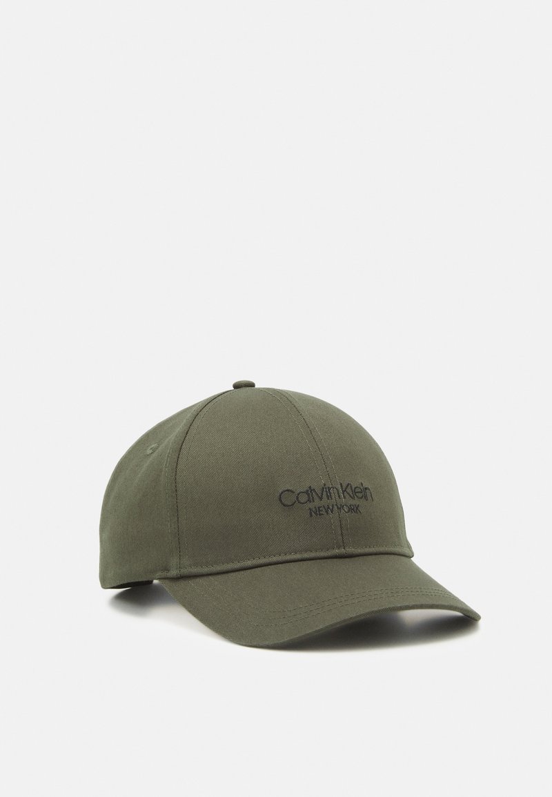 Casquette de baseball vert olive avec une visière incurvée et le logo Calvin Klein New York brodé en noir à l'avant.