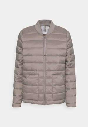 Quilted bomberjakke i lys grå, med en frontlynlås, ribbet krave og to sidelommer. Blødt stof med markante syning linjer.