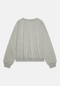 Felpa grigia con collo a giro, maniche lunghe, polsini e fondo a coste, realizzata in tessuto morbido e testurizzato. Design semplice e minimalista.