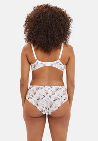 Haut de bikini à motifs et bas taille haute en crème avec des motifs abstraits pêche et bleu ; bretelles réglables et fermeture par clip au dos.