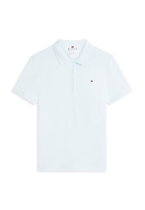 Hvid polo t-shirt med korte ærmer, krave, fire knapper og lille Tommy Hilfiger flaglogo på venstre bryst.