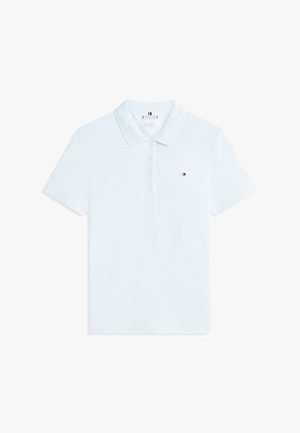 Tricou polo alb cu mânecă scurtă, guler, patru nasturi și logo mic cu steagul Tommy Hilfiger pe pieptul stâng.