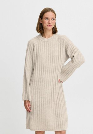 Beiges Knielanges Kleid aus geripptem Strickstoff, mit Rundhalsausschnitt und langen, lässig geschnittenen Ärmeln.