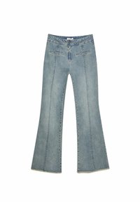 Vaqueros acampanados de color azul claro, fabricados en denim. Presentan una cintura de altura media, dos bolsillos frontales y un dobladillo sin terminar en la parte inferior. Acabado suave y texturizado.