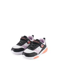 Zapatillas deportivas en blanco y negro con accentos en rosa. Las características incluyen una suela texturizada, parte superior de malla y superposiciones sintéticas. Logo de Champion visible.