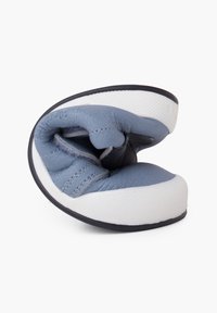 Scarpa in pelle morbida di colore blu con suola in gomma bianca. Presenta una forma arrotondata e piegata con dettagli di cucitura e una superficie testurizzata.