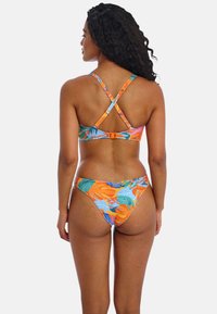 Bikini-set met een bloemenpatroon in oranje en blauwe tinten, gemaakt van rekbare stof. De top heeft kruisbanden op de rug en een haaksluiting.