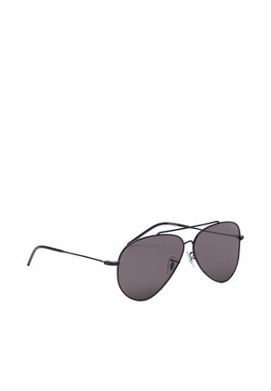 Okulary przeciwsłoneczne typu aviator z czarną metalową oprawą, ciemnymi przyciemnianymi szkłami i regulowanymi noskami na białym tle.