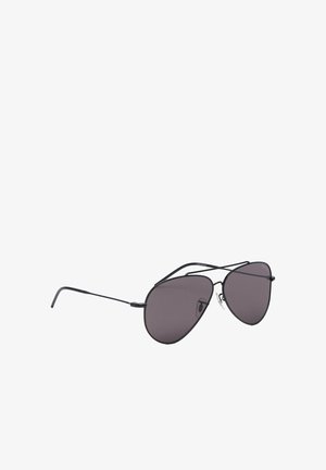 Okulary przeciwsłoneczne typu aviator z czarną metalową oprawą, ciemnymi przyciemnianymi szkłami i regulowanymi noskami na białym tle.