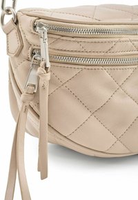 Borsa a tracolla in pelle beige con motivo trapuntato, caratterizzata da due cerniere argentate e nappine in pelle annodate. Forma ovale compatta.