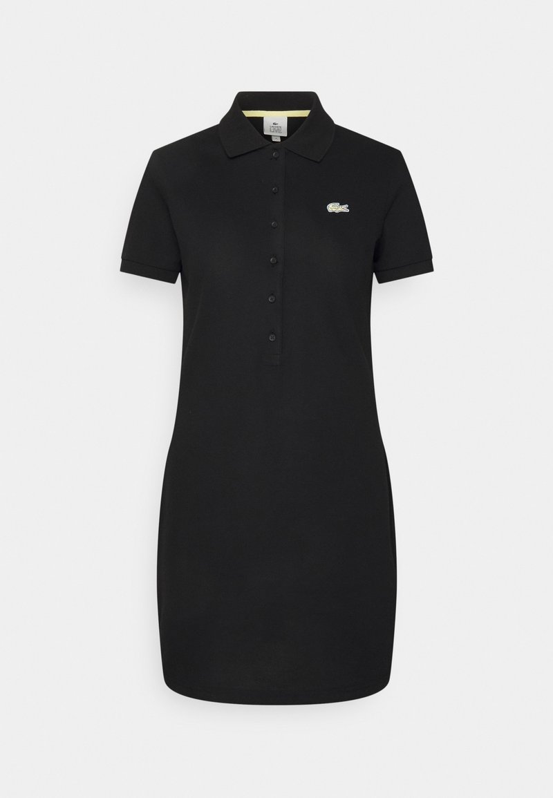 Robe polo noire à manches courtes avec col, patte de boutonnage et petit logo crocodile vert sur la poitrine gauche.