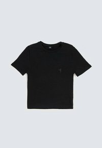 Czarna krótki rękaw T-shirt z okrągłym dekoltem z subtelnym haftowanym motywem strzały na lewej piersi na jasnoszarym tle.