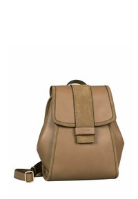 Sac à dos en cuir fauve avec rabat avant et fermeture par sangle, bretelles réglables et détails de couture minimalistes.