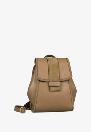 Sac à dos en cuir fauve avec rabat avant et fermeture par sangle, bretelles réglables et détails de couture minimalistes.