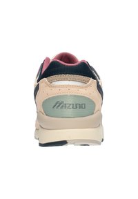 Beige, marineblau und rosa Sportschuh von hinten betrachtet, mit dem Mizuno-Logo an der Fersenschlaufe und einer strukturierten Sohle.