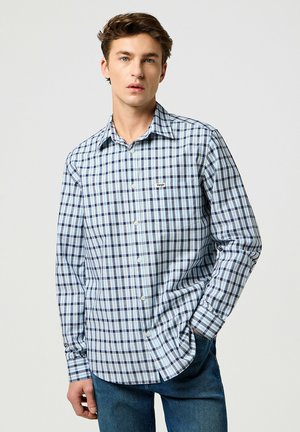 Blau-weiß kariertes Hemd mit langen Ärmeln, Button-Down-Kragen und einer Brusttasche auf der linken Seite, aus einem leichten Baumwollmischgewebe hergestellt.