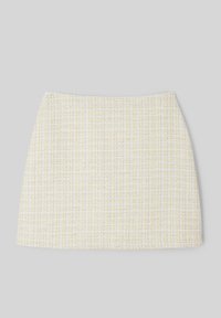 Jupe mini tissée en jaune clair et blanc, présentant un tissu texturé avec un motif à carreaux. Coupe droite sans fermetures ni embellissements visibles.