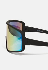 Schwarze Sonnenbrille mit großen, durchgehenden Gläsern, die einen Farbverlauf von Blau zu Orange aufweisen, und eleganten, mattschwarzen Rahmenverzierungen.