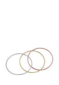 Tre braccialetti in metallo nei colori argento, oro e oro rosa. Ognuno è circolare, con una finitura liscia e un design sottile e leggero.
