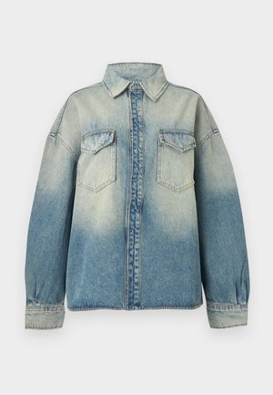 Vaaleansininen haalistunut denimtakki, jossa pitkät hihat, kaksi läppätaskua rinnalla ja kaulus, edessä nappikiinnitys, joka on piilotettu läppään.