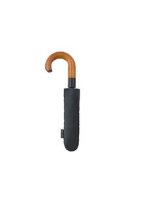 Czarny parasol z zakrzywionym drewnianym uchwytem, z gładką tkaniną pokrywającą i prostym, eleganckim designem. Uzupełniony niewielką metką.