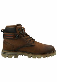 Bota de cuero marrón con puntera reforzada, cuello acolchado y suela de goma. Presenta detalles en naranja y ojetes de metal para los cordones.
