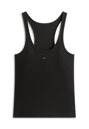 Čierne rebrované tielko s dizajnom "racerback" s malým stredne umiestneným obdĺžnikovým logom v červenej, bielej a modrej farbe pri výstrihu na bielom pozadí.