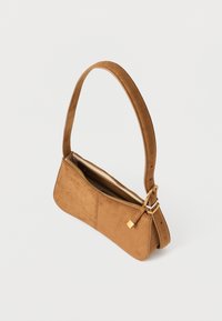 Geantă de umăr din piele întoarsă maro, cu formă plată, curea rotunjită, accesorii aurii și închidere cu fermoar. Interiorul are o căptușeală în contrast.