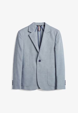 Blazer gris claro de un solo botón con solapas con muesca, dos bolsillos parche en la parte delantera y puños con botones, colocado plano sobre un fondo blanco.