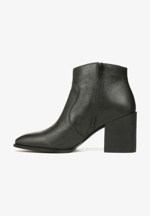 Schwarze Leder-Ankle-Boots mit spitzer Zehe, seitlichem Reißverschluss und einem gerippten Blockabsatz. Glatte Textur und elegantes Design.
