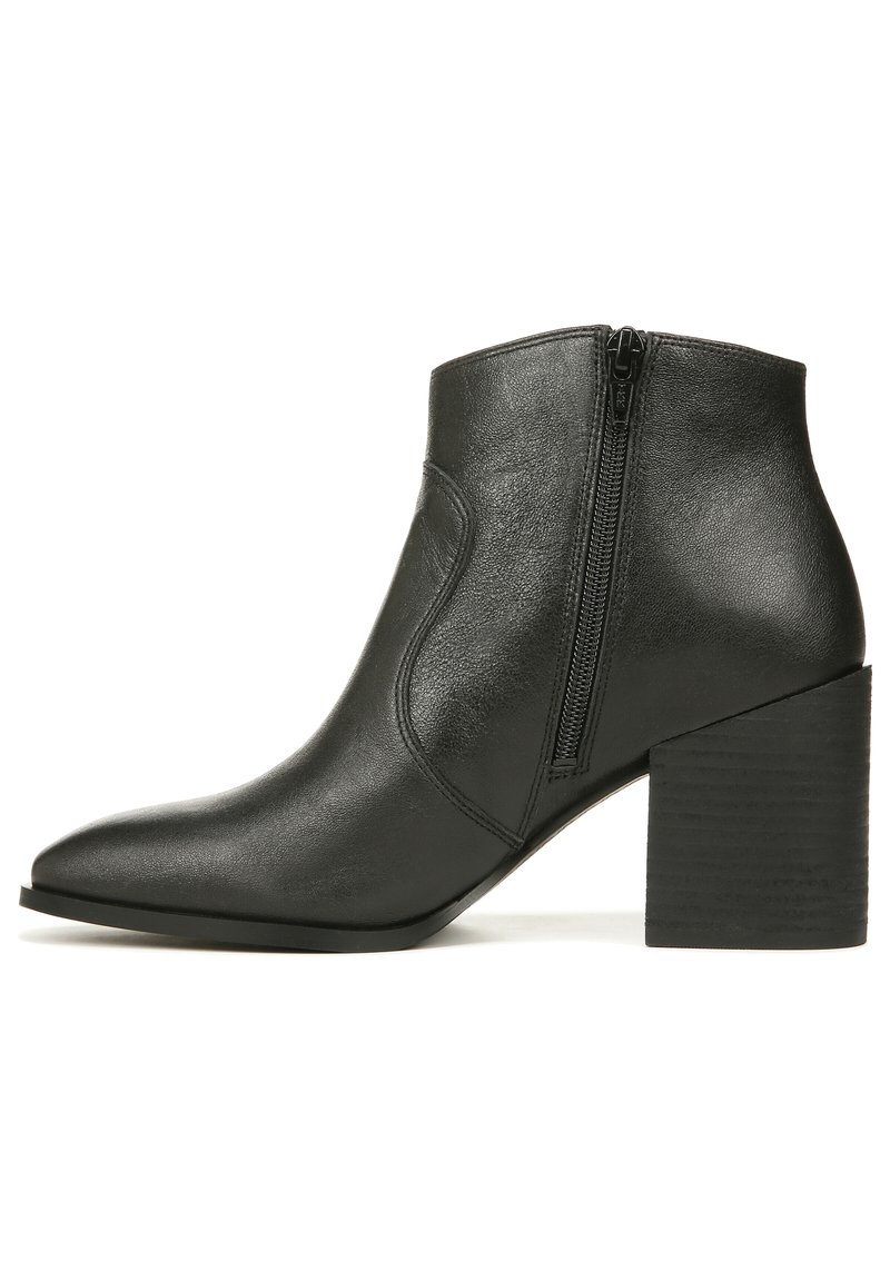Schwarze Leder-Ankle-Boots mit spitzer Zehe, seitlichem Reißverschluss und einem gerippten Blockabsatz. Glatte Textur und elegantes Design.