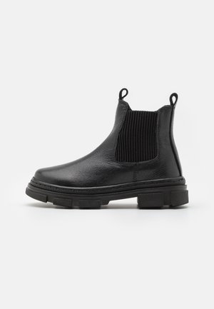 Bota Chelsea de couro preto com painéis elásticos ribeteados, bico redondo, puxadores e sola de borracha texturizada. Design minimalista.