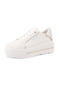 Sneaker bianco con una tomaia testurizzata, design con lacci e una suola spessa ed elevata. Presenta sottili accenti metallici sui lati.