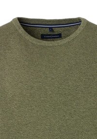 Olijfgroene gebreide trui met een klassieke ronde hals, voorzien van een gestructureerd patroon en een label met de tekst "CASACMODA."