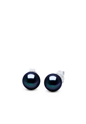 Boucles d'oreilles clous en perle noire avec des attaches papillon argentées brillantes sur fond blanc.