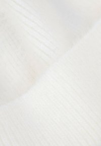 Primer plano de tela blanca con una superficie suave y texturizada que presenta un sutil acanalado. El material parece liso y esponjoso, reflejando la luz suavemente.