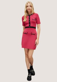 Motivi CON BORDI A CONTRASTO - Vestido informal - fucsia
