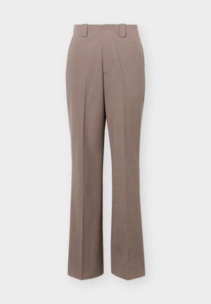 Παντελόνι με ίσια γραμμή και ψηλή μέση σε απόχρωση ταουπέ, με θηλιές για ζώνη και λεπτομέρεια πιέτας στο μπροστινό μέρος.